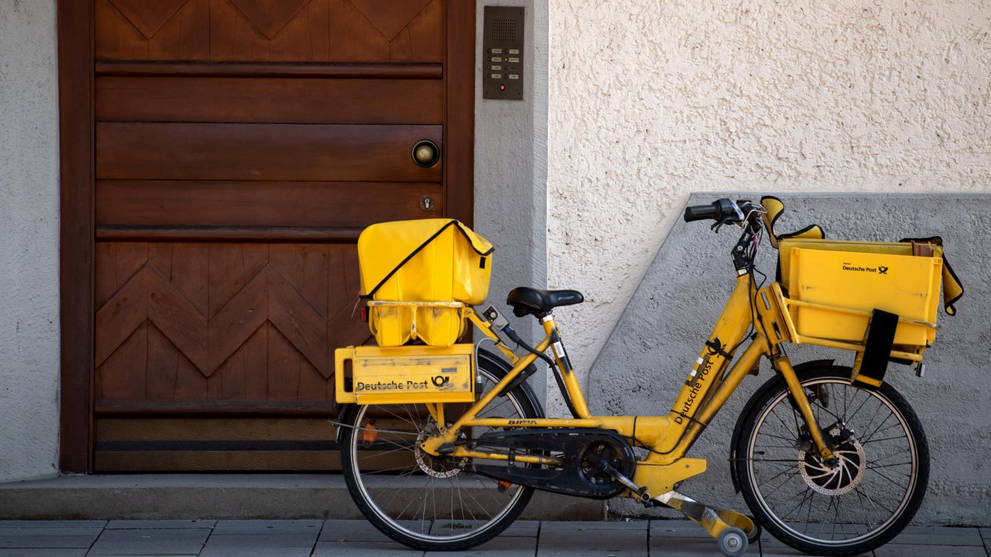 Post-Fahrrad lehnt an einer Hauswand