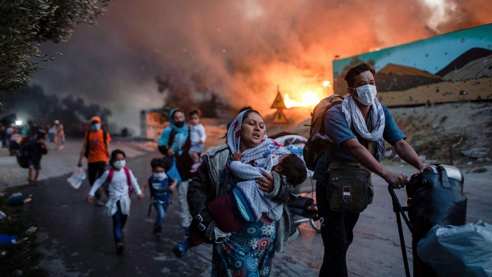Migranten fliehen vor dem Feuer in Moria