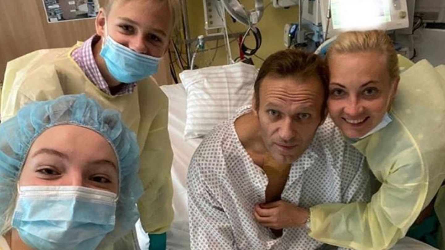 Alexej Nawalny im Kreis seiner Familie in der Berliner Charité