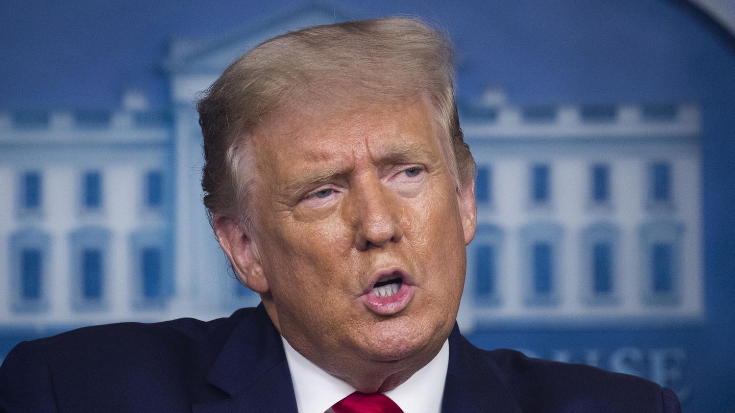 Donald Trump soll wiederholt Frauen belästigt haben Donald Trump soll wiederholt Frauen belästigt haben