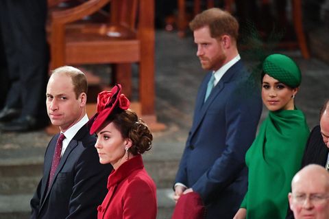 Prinz William und Prinz Harry mit ihren Frauen