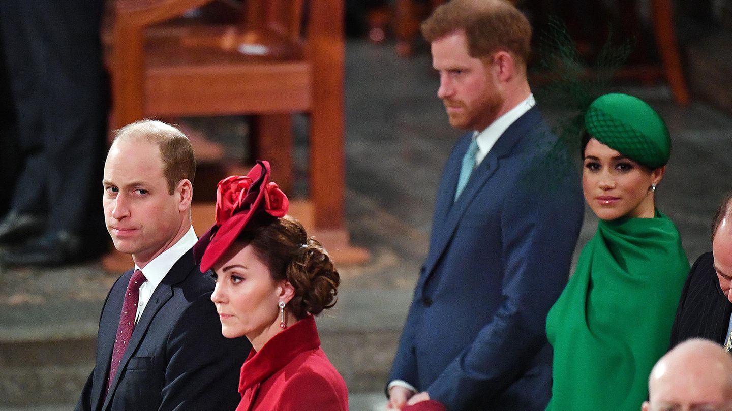 Prinz William und Prinz Harry mit ihren Frauen