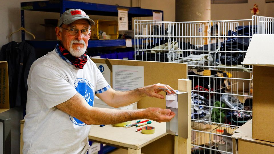 Ehrenamt : Außerdem hat der Mann aus Hamburg-Rahlstedt das Hygienekonzept für den Verein erarbeitet und Ständer mit Desinfektionsspendern gebaut sowie Plexiglasscheiben angebracht. Außerdem hat der Mann aus Hamburg-Rahlstedt das Hygienekonzept für den Verein erarbeitet und Ständer mit Desinfektionsspendern gebaut sowie Plexiglasscheiben angebracht.