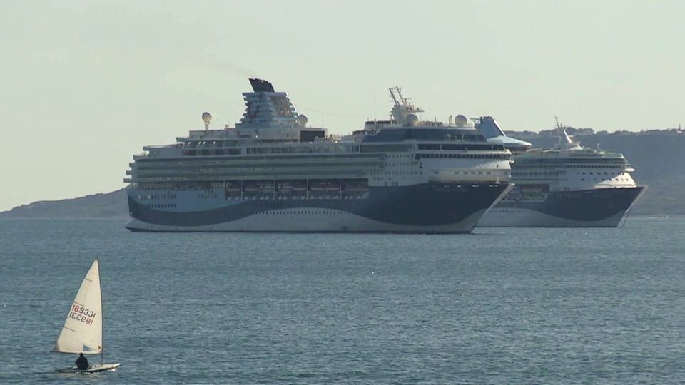 Kreuzfahrtschiffe parken vor England und werden zur Touristen-Attraktion Kreuzfahrtschiffe parken vor England und werden zur Touristen-Attraktion