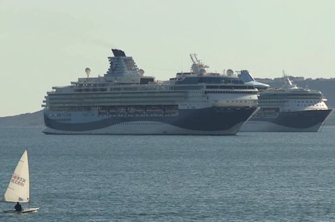 Kreuzfahrtschiffe parken vor England und werden zur Touristen-Attraktion