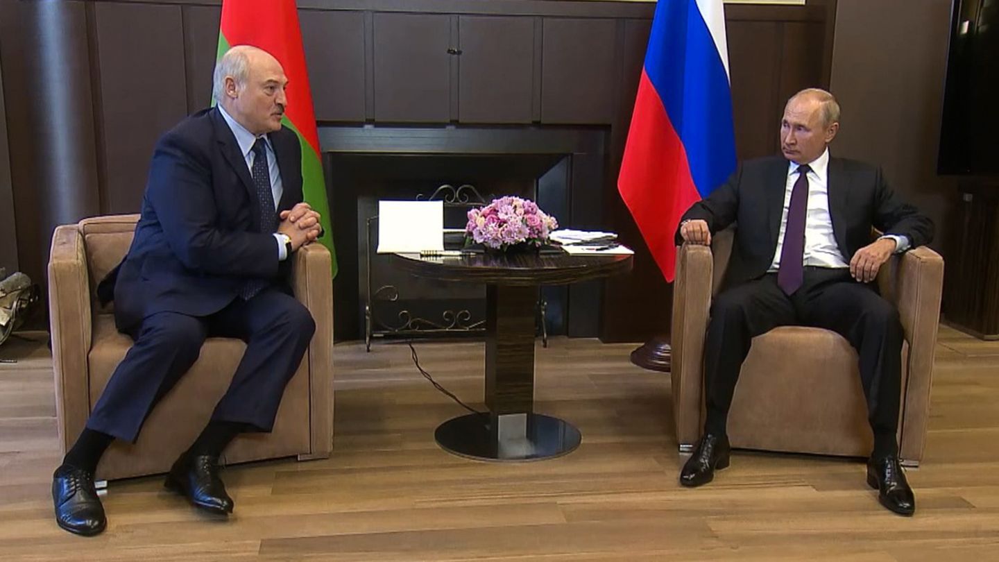 Treffen mit Lukaschenko : Verräterische Körpersprache: Auftritt Putins sorgt für Spekulationen