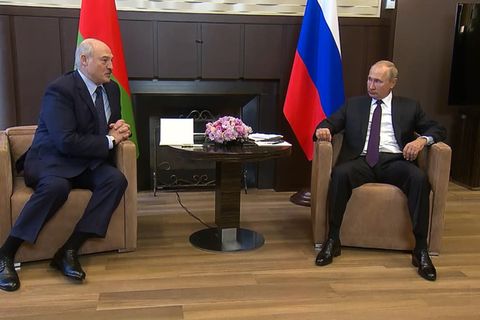 Treffen mit Lukaschenko : Verräterische Körpersprache: Auftritt Putins sorgt für Spekulationen