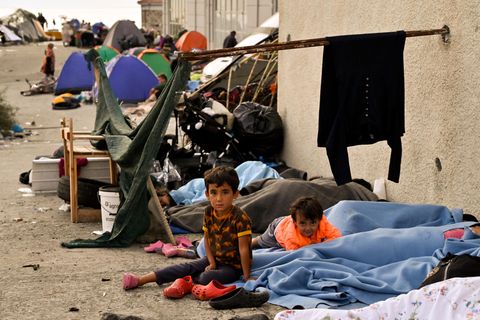 Kinder schlafen auf der Straße, nachdem das Flüchtlingslager Moria abgebrannt ist