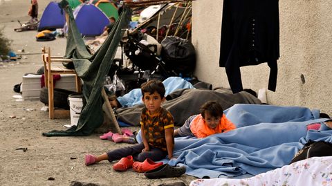 Kinder schlafen auf der Straße, nachdem das Flüchtlingslager Moria abgebrannt ist