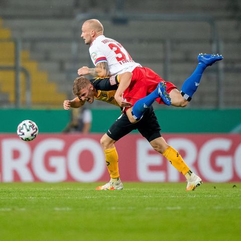 DFB-Pokal: HSV-Neuzugang Toni Leistner im Zweikampf mit einem Dynamo-Spieler