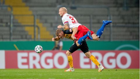 DFB-Pokal: HSV-Neuzugang Toni Leistner im Zweikampf mit einem Dynamo-Spieler