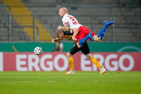 DFB-Pokal: HSV-Neuzugang Toni Leistner im Zweikampf mit einem Dynamo-Spieler