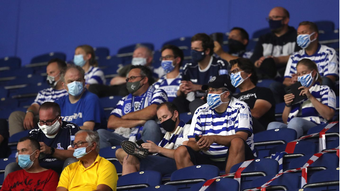 Fans auf Abstand auf der Tribüne in Duisburg