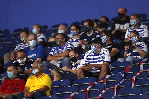 Fans auf Abstand auf der Tribüne in Duisburg