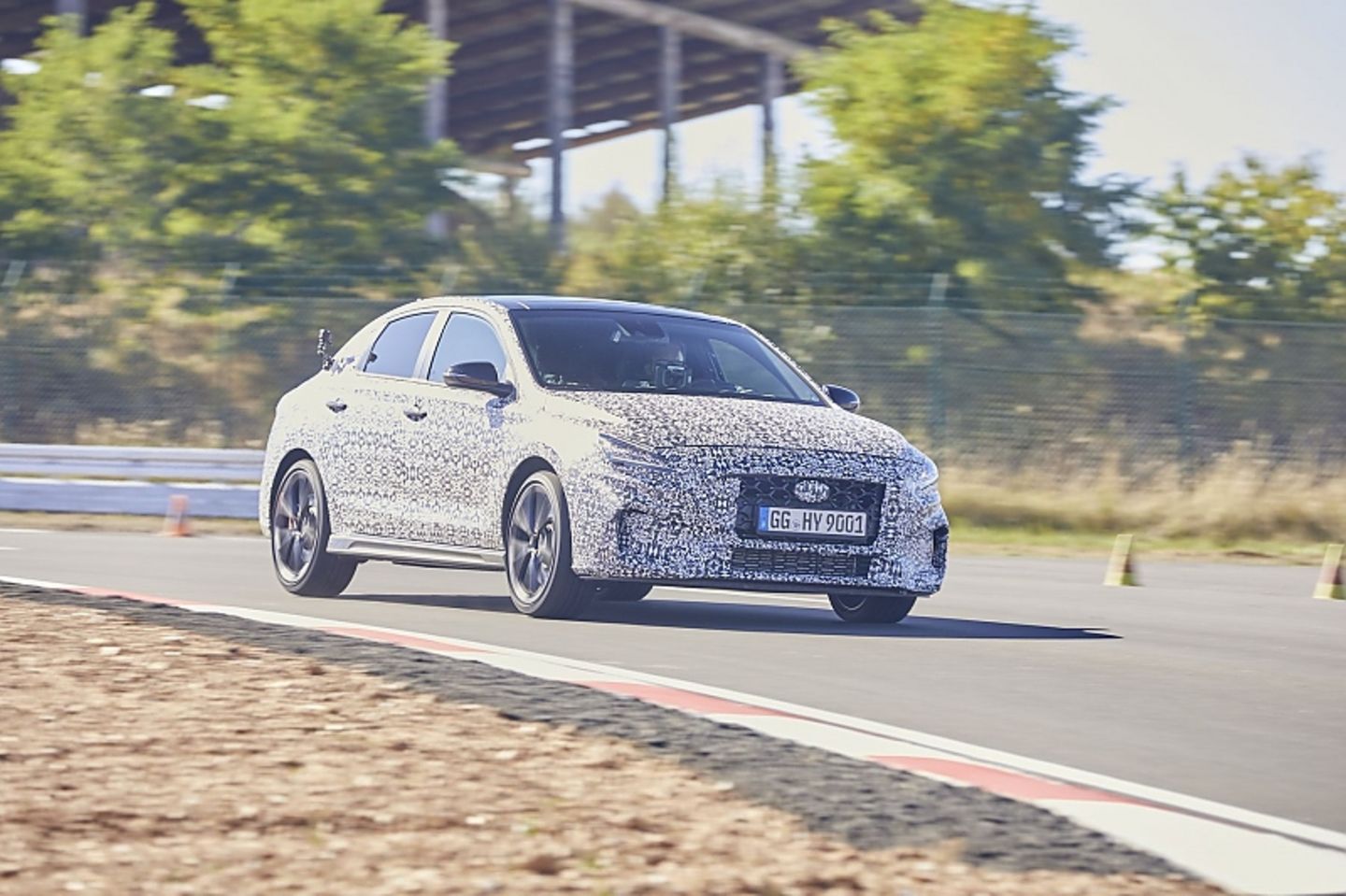 In Kurven bleibt der Hyundai i30 N lange neutral