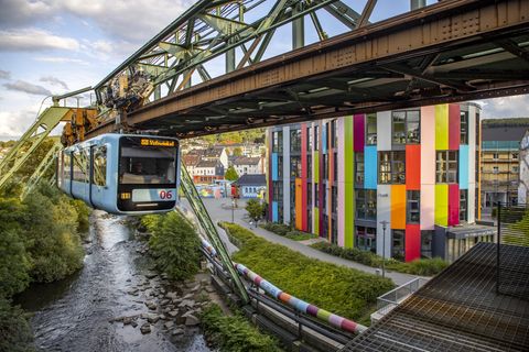 Dröhnende Geräusche: In Wuppertal funktioniert die Schwebebahn nicht mehr – Schuld ist wohl auch: Corona