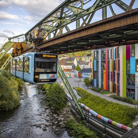 Dröhnende Geräusche: In Wuppertal funktioniert die Schwebebahn nicht mehr – Schuld ist wohl auch: Corona