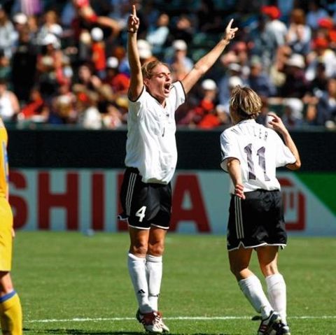 Die Deutsche Nia KŸnzer (2.v.r.) rei§t jubelnd die Arme in die Hšhe. Sie hat das Golden Goal gegen Schweden in der 98. Minute erzielt. Mitspielerin Martina MŸller stŸrmt auf sie zu. Die deutsche Fu§ball-Nationalmannschaft der Frauen gewinnt am 12.10.200...