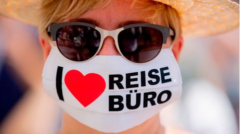 Bei einer Protestaktion gegen die prekäre wirtschaftliche Lage von Touristikunternehmen