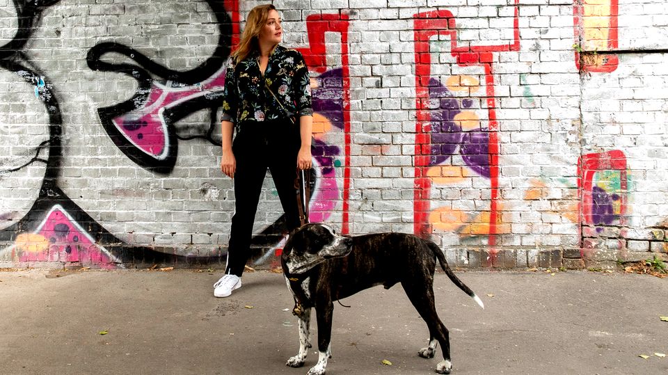 Schauspielerin Alwara Höfels über das Zusammenleben mit Hund Oskar