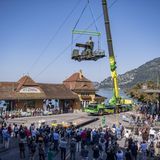 Auch hier warten ein Kran und viele Schaulustige auf das Versetzen des historischen Fahrzeuges