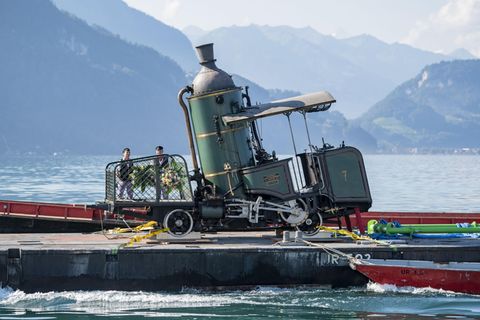 Bild 1 von 9 der Fotostrecke zum Klicken:   Baujahr 1873: Die weltweit noch einzige fahrbare Zahnraddampflok wird von Luzern über den Vierwaldstättersee geschleppt.