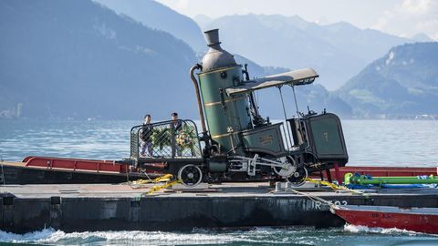 Bild 1 von 9 der Fotostrecke zum Klicken:   Baujahr 1873: Die weltweit noch einzige fahrbare Zahnraddampflok wird von Luzern über den Vierwaldstättersee geschleppt.