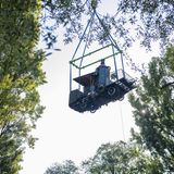 Vor dem Gebäude der Schifffahrtgesellschaft Vierwaldstättersee schwebt das Technikjuwel durch die Luft...