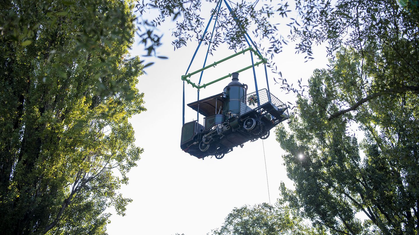 Vor dem Gebäude der Schifffahrtgesellschaft Vierwaldstättersee schwebt das Technikjuwel durch die Luft...
