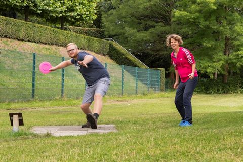 Stéphanie Souron und Maik Christlieb spielen Discgolf