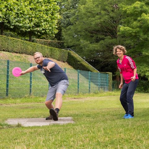Stéphanie Souron und Maik Christlieb spielen Discgolf