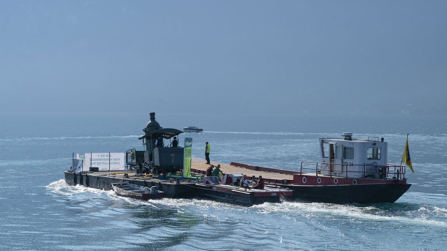 Auf dem Vierwaldstättersee wird die Lok in Richtung Osten nach Vitznau geschippert, vor der Bergkulisse der Zentralschweiz