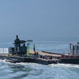 Auf dem Vierwaldstättersee wird die Lok in Richtung Osten nach Vitznau geschippert, vor der Bergkulisse der Zentralschweiz