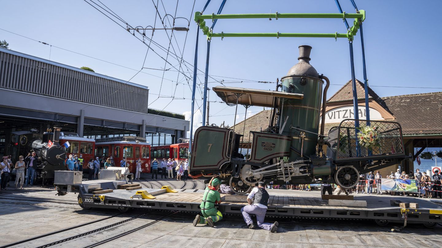 Rigi-Bahnen in der Schweiz: Von Vitznau aus wird der Oldtimer über das Schienennetz der Rigi-Bahnen zur Revision über den Berg nach Goldau geschleppt. Im Jubiläumsjahr soll ab Mai 2021 die fast 150 Jahre alte Dampflok wieder zwischen Vitznau, Rigi Staffel, Rigi Kulm und Goldau verkehren. Von Vitznau aus wird der Oldtimer über das Schienennetz der Rigi-Bahnen zur Revision über den Berg nach Goldau geschleppt. Im Jubiläumsjahr soll ab Mai 2021 die fast 150 Jahre alte Dampflok wieder zwischen Vitznau, Rigi Staffel, Rigi Kulm und Goldau verkehren.