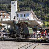 ... und landet auf der Drehscheibe des Rigi-Bahnhofs Vitznau. Hier steigen seit Jahrzehnten die Passagiere vom Raddampfer in die Rigi-Bahnen um.