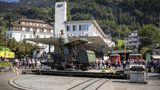 ... und landet auf der Drehscheibe des Rigi-Bahnhofs Vitznau. Hier steigen seit Jahrzehnten die Passagiere vom Raddampfer in die Rigi-Bahnen um.