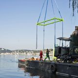 Nach 64 Betriebsjahren wurde die "Dampflok Nr. 7" im Jahr 1937 ausrangiert und kam 1959 in das Verkehrshaus der Schweiz am Seeufer in Luzern, wo nun ein Kran das Stahlross auf ein Ponton hebt.