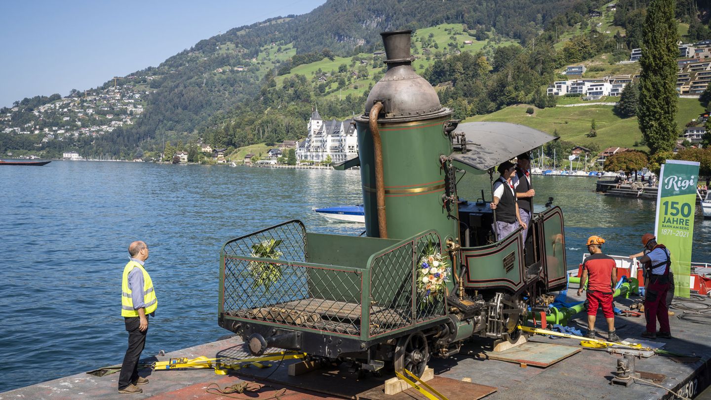 Ankunft in Vitznau mit dem berühmten Parkhotel Vitznau im Hintergrund und der Uferpromenade nach Weggis