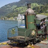 Ankunft in Vitznau mit dem berühmten Parkhotel Vitznau im Hintergrund und der Uferpromenade nach Weggis