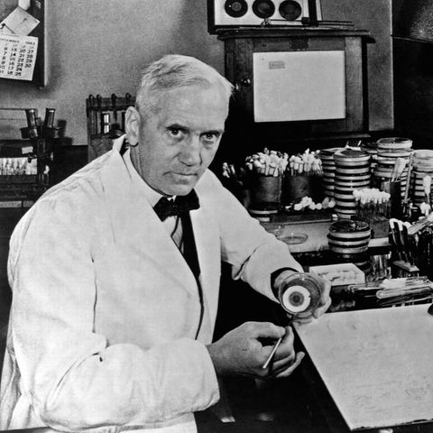 Der Bakteriologe und Penicillin-Erfinder Alexander Fleming in seinem Labor