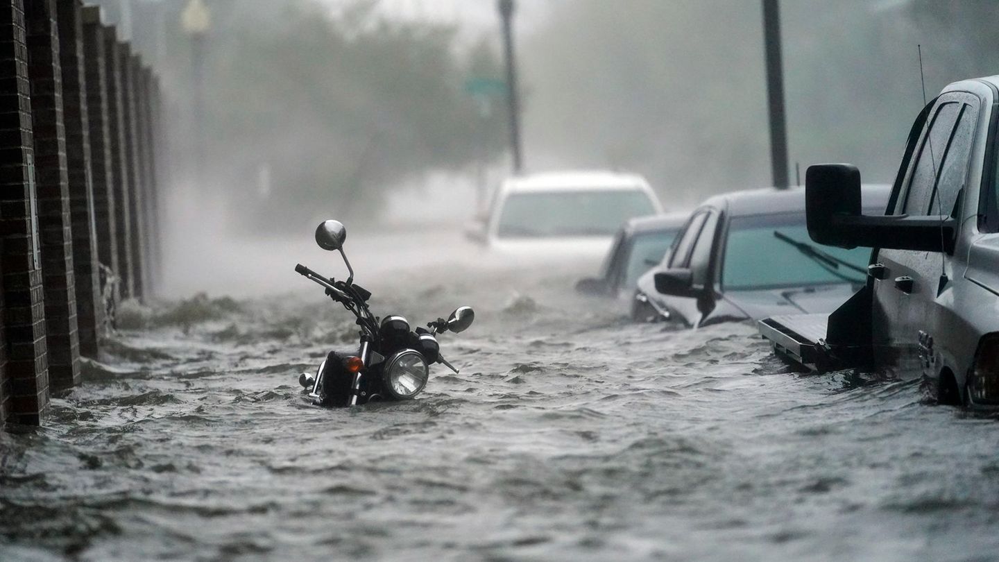 USA, Pensacola: Fahrzeuge stehen auf einer überfluteten Straße