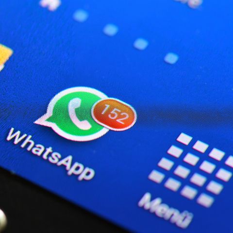 WhatsApp Kontakt löschen: Smartphone-Display zeigt 152 ungelesene WhatsApp-Nachrichten
