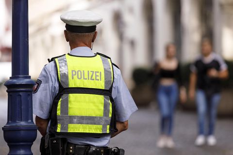 Ein Polizist auf Streife (Archivbild)