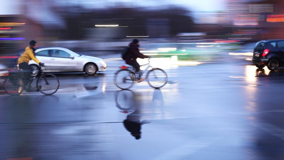 Körperverletzung: Autofahrer wirft Radler zu Boden – ein Prozess in Lübeck zeigt das vergiftete Verhältnis auf der Straße