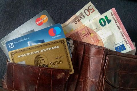 Bargeld statt Bezahl-App: Geldbörse mit Euroscheinen und Kreditkarten