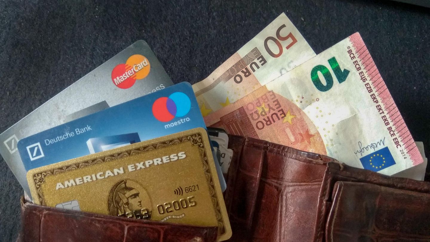 Bargeld statt Bezahl-App: Geldbörse mit Euroscheinen und Kreditkarten