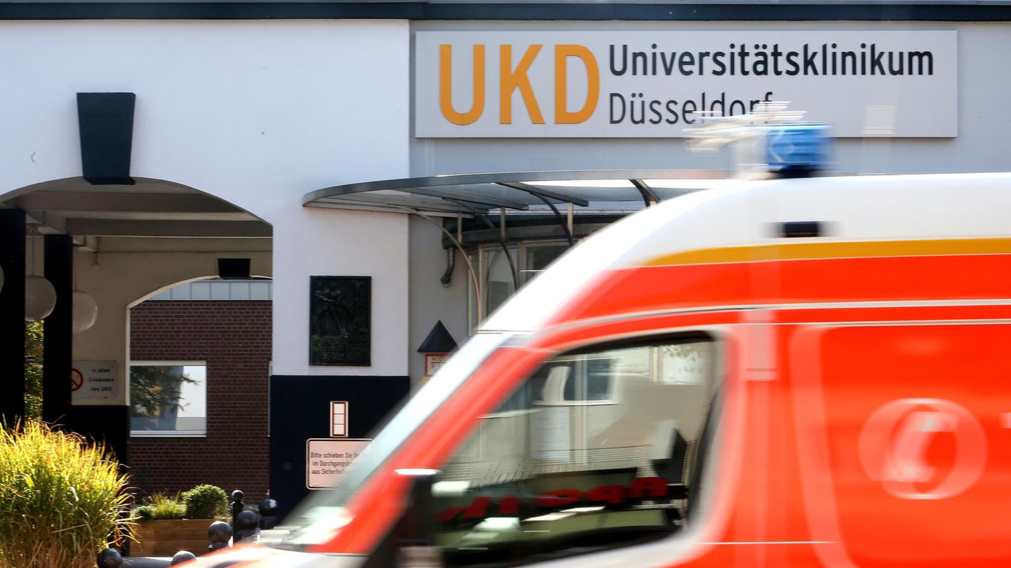 Am Haupteingang zum Universitätsklinikum Düsseldorf fährt ein Krankenwagen vorbei