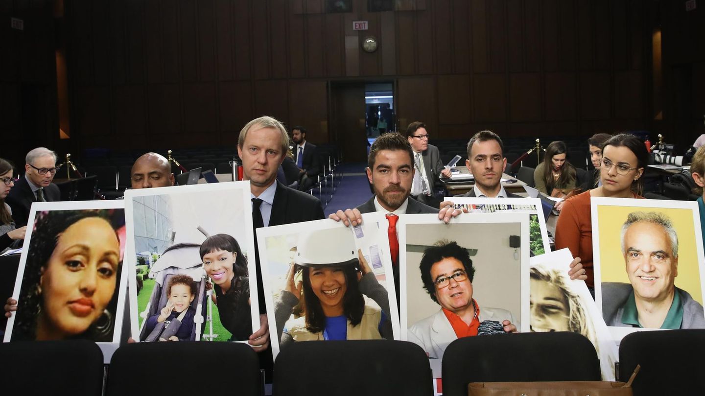 Beim Hearing in Washington D.C. im Oktober 2019: Angehörige von Opfern der abgestürzten Boeing 737 Max von Ethiopian Airlines zeigen Fotografien der ums Leben gekommenen Passagiere.