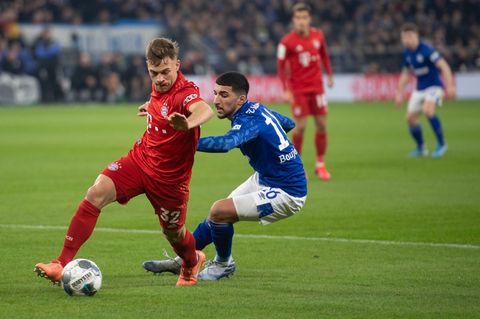 So sah es Anfang März im Pokal-Duell aus, das die Bayern mit 1:0 gewannen: Joshua Kimmich (l.) umkurvt Schalkes Nassim Boujellab