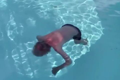 Samuel Koch im Pool